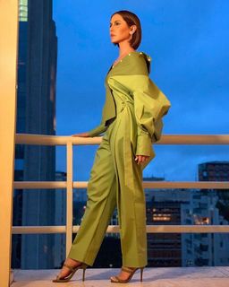 Deborah Secco feet photo thumbnail