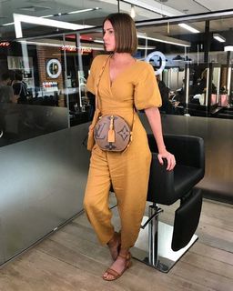 Deborah Secco feet photo thumbnail