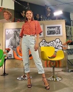 Isis Valverde feet photo thumbnail