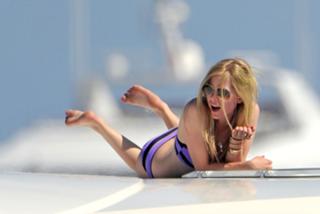 Avril Lavigne feet photo thumbnail