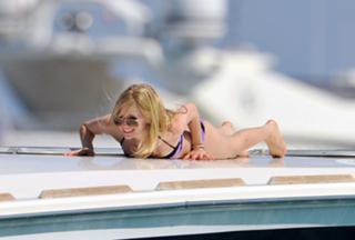 Avril Lavigne feet photo thumbnail