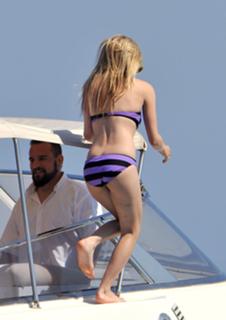 Avril Lavigne feet photo thumbnail