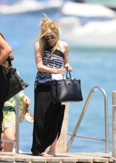 Avril Lavigne feet photo thumbnail