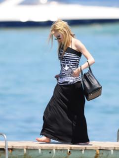 Avril Lavigne feet photo thumbnail