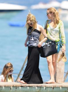 Avril Lavigne feet photo thumbnail