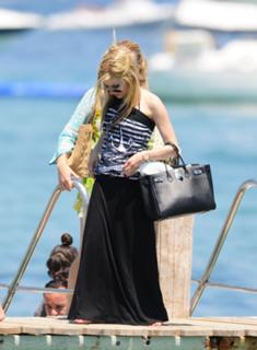 Avril Lavigne feet photo thumbnail
