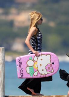 Avril Lavigne feet photo thumbnail