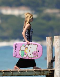 Avril Lavigne feet photo thumbnail
