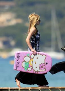 Avril Lavigne feet photo thumbnail