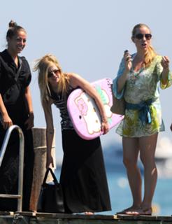Avril Lavigne feet photo thumbnail