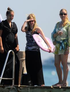 Avril Lavigne feet photo thumbnail