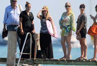 Avril Lavigne feet photo thumbnail
