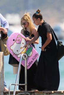 Avril Lavigne feet photo thumbnail
