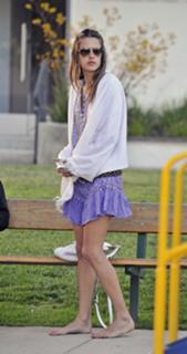 Alessandra Ambrosio feet photo thumbnail