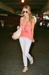 Delta Goodrem feet photo thumbnail
