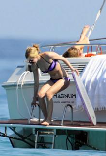 Avril Lavigne feet photo thumbnail