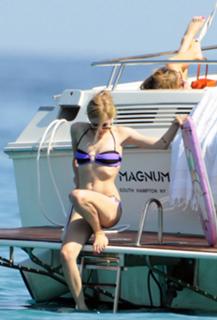 Avril Lavigne feet photo thumbnail
