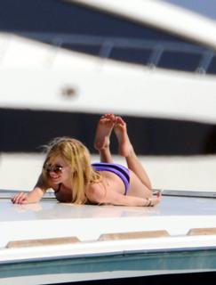 Avril Lavigne feet photo thumbnail