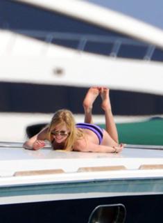 Avril Lavigne feet photo thumbnail