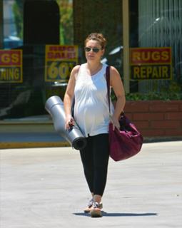 Alyssa Milano feet photo thumbnail