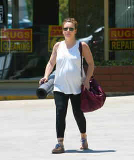 Alyssa Milano feet photo thumbnail