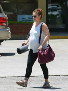 Alyssa Milano feet photo thumbnail