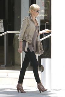 Charlize Theron feet photo thumbnail