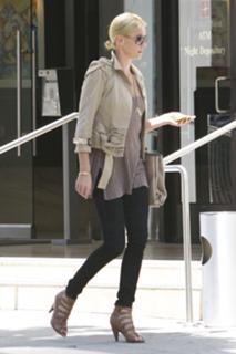 Charlize Theron feet photo thumbnail