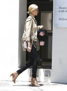 Charlize Theron feet photo thumbnail