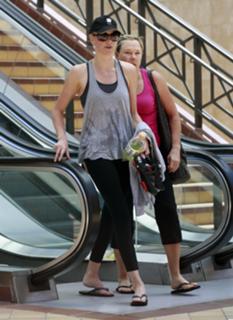 Charlize Theron feet photo thumbnail
