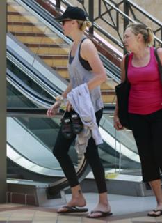 Charlize Theron feet photo thumbnail