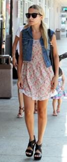 Nicole Richie feet photo thumbnail