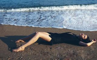 Olga Kurylenko feet photo thumbnail