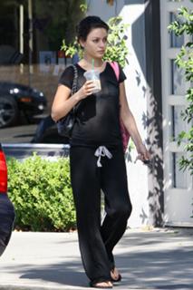 Mila Kunis feet photo thumbnail