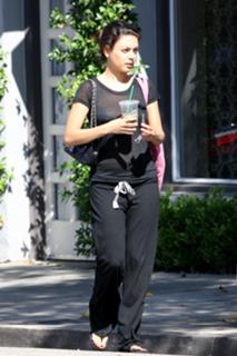 Mila Kunis feet photo thumbnail