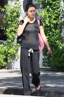 Mila Kunis feet photo thumbnail