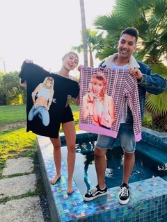 Miley Cyrus feet photo thumbnail
