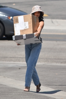 Vanessa Hudgens feet photo thumbnail