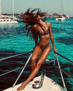Izabel Goulart feet photo thumbnail