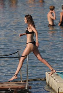 Gigi Hadid feet photo thumbnail