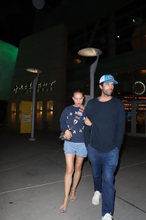 Natalie Portman feet photo thumbnail