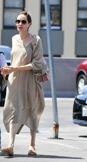 Angelina Jolie feet photo thumbnail