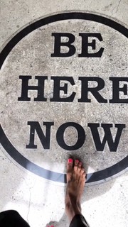 Brooke Burke feet photo thumbnail