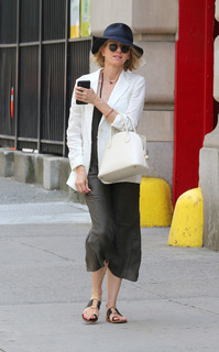 Naomi Watts feet photo thumbnail