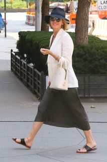 Naomi Watts feet photo thumbnail