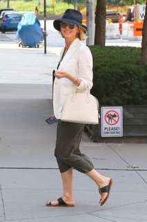 Naomi Watts feet photo thumbnail