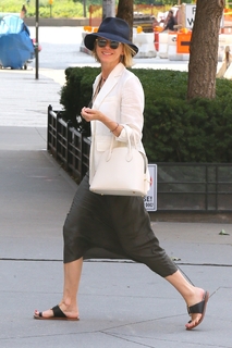 Naomi Watts feet photo thumbnail