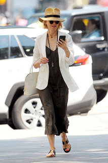 Naomi Watts feet photo thumbnail