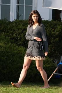 Katie Holmes feet photo thumbnail