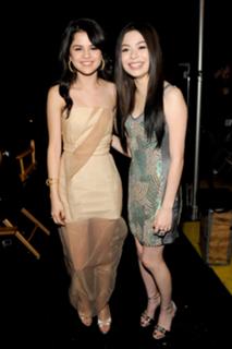 Selena Gomez feet photo thumbnail